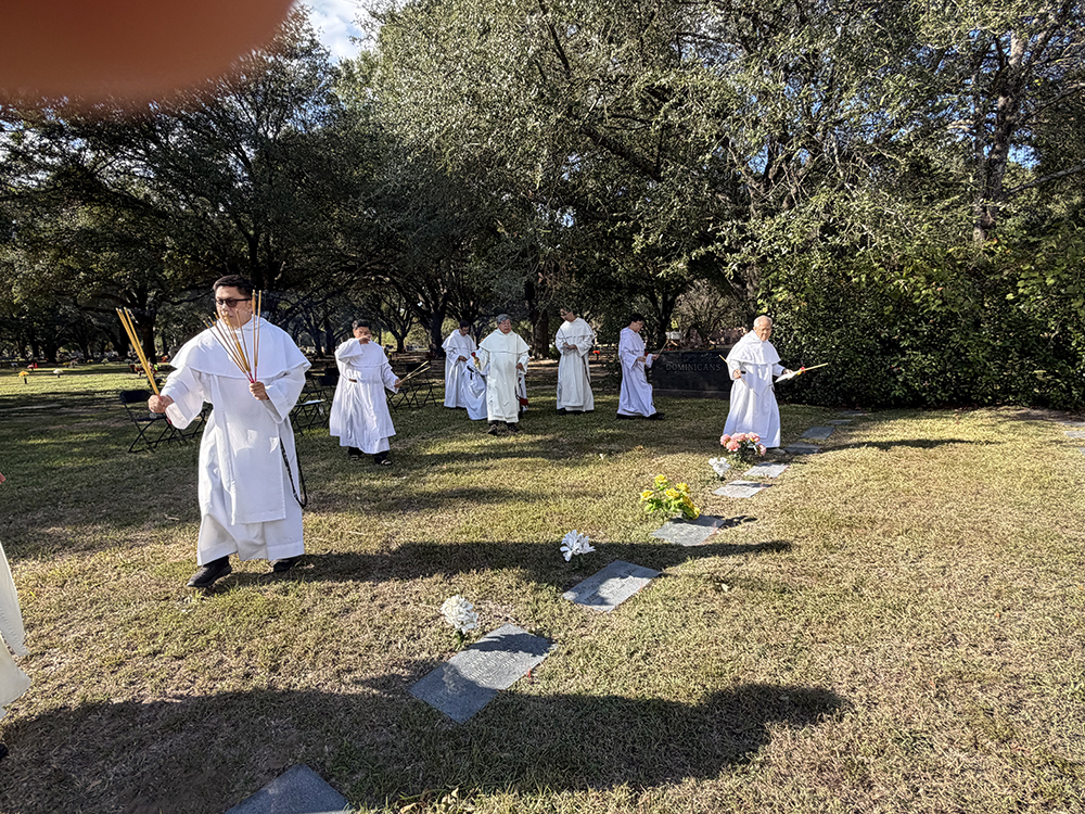 Tu viện Thánh Đa Minh Houston viếng Nghĩa trang Đa Minh