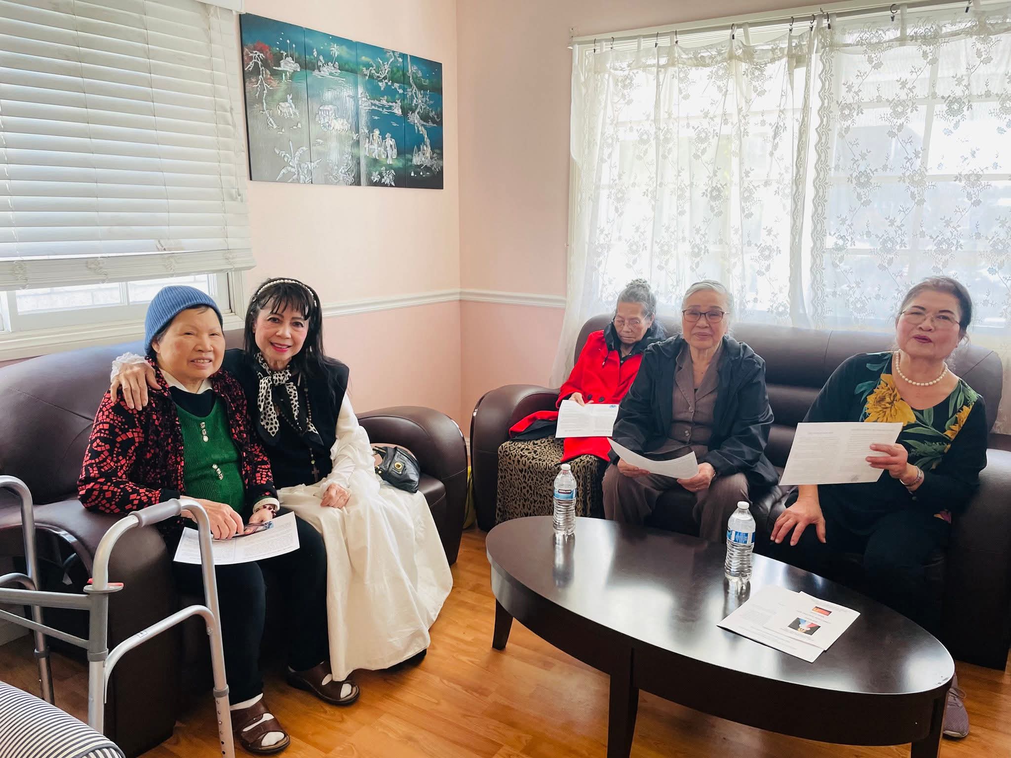 HĐ Thánh Linh đến thăm hỏi và cầu nguyện  với đoàn viên bệnh ung thư giai đoạn cuối