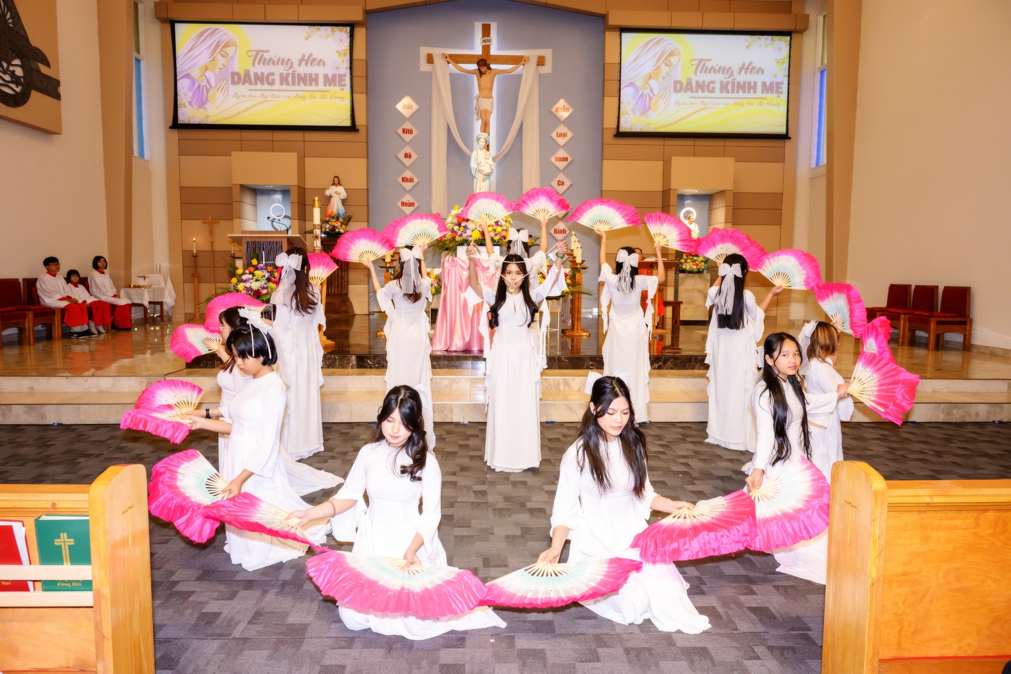 Edmonton: Tháng hoa dâng Mẹ