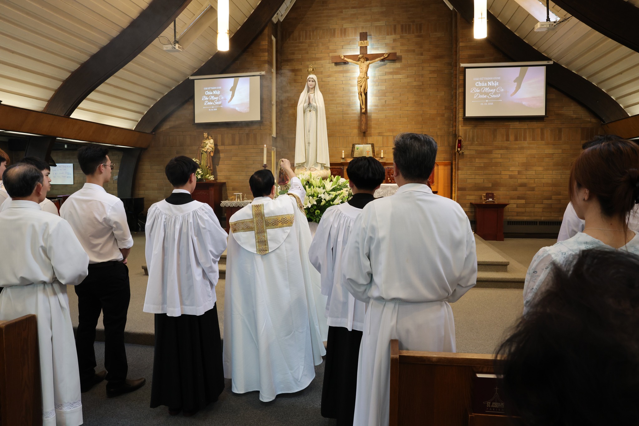 Giáo Xứ Thánh Giuse, Vancouver: Rước Kiệu Tôn Vinh Mẹ Maria