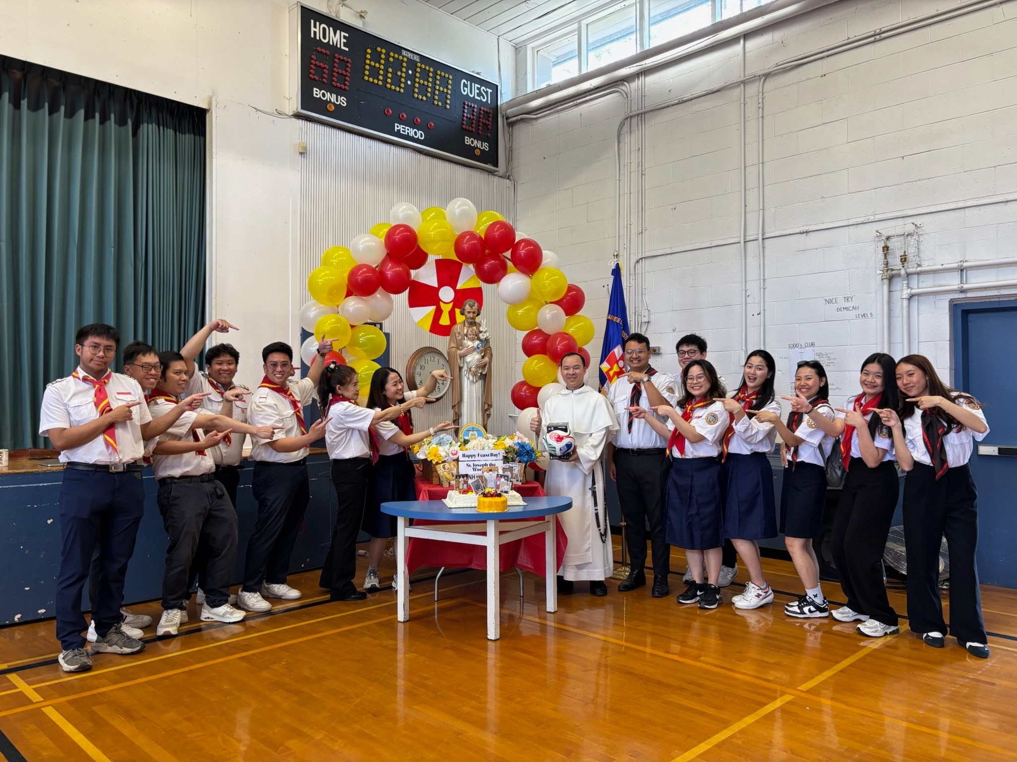 TNTT Vancouver: Chúc mừng sinh nhật cha tuyên uý