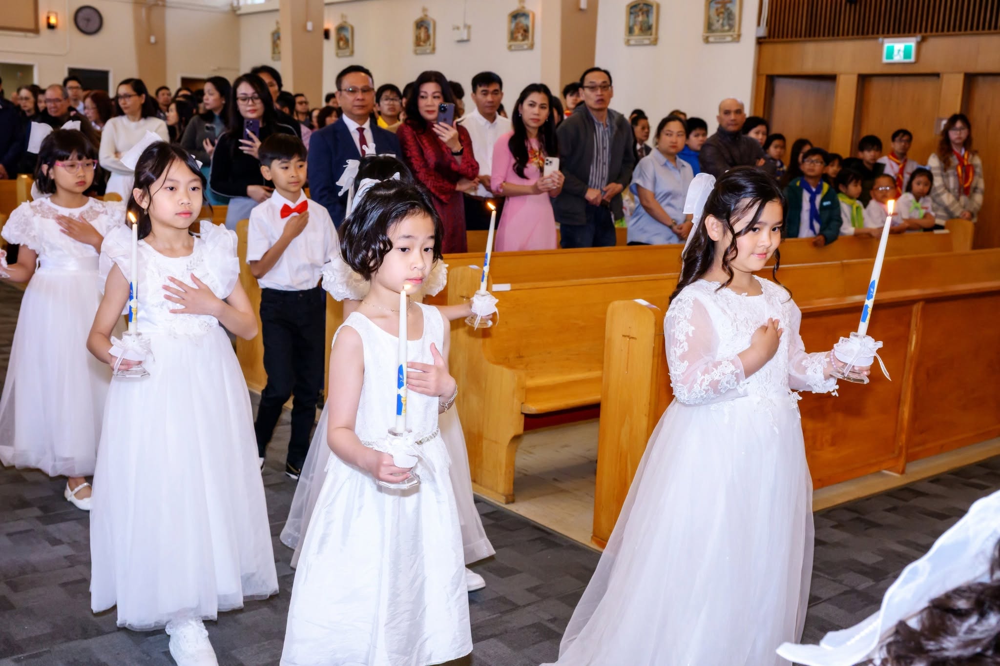 GX Nữ Vương CTTĐ VN, Edmonton: Các cháu rước Chúa lần đầu